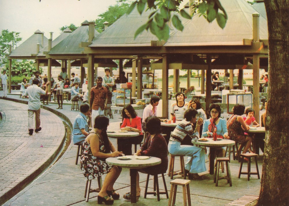 <span id="docs-internal-guid-7f78ac31-7fff-cb10-8954-27c2a47c1a7a" style="color: #000000;">Film still from Crazy Bumpkins in Singapore </span><span style="color: #000000;">阿牛下南洋</span><span style="color: #000000;">, 1976. Copyright to Celestial Pictures Limited. Image from a lobby card courtesy of Su Zhangkai.</span>